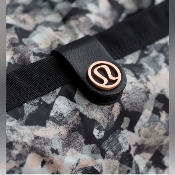 Lululemon High Mileage Duffel
Mystic Jungle Butter Pink Black / Black - Picture 4 of 7